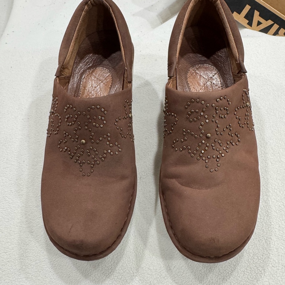 Aristide Strathmore clogs. Stylish in Brown Nubuck suede. #21203 in Size 8 1/2.